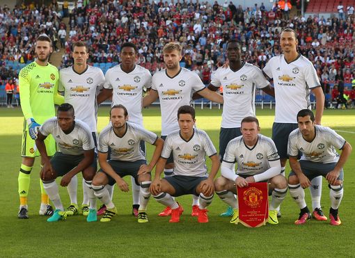 在球场上展 在球场上展